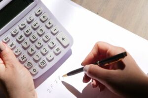 Los ratios financieros te permiten deducir con precisi&oacute;n la liquidez y solvencia de una empresa, entre otros indicadores clave para un an&aacute;lisis crediticio.